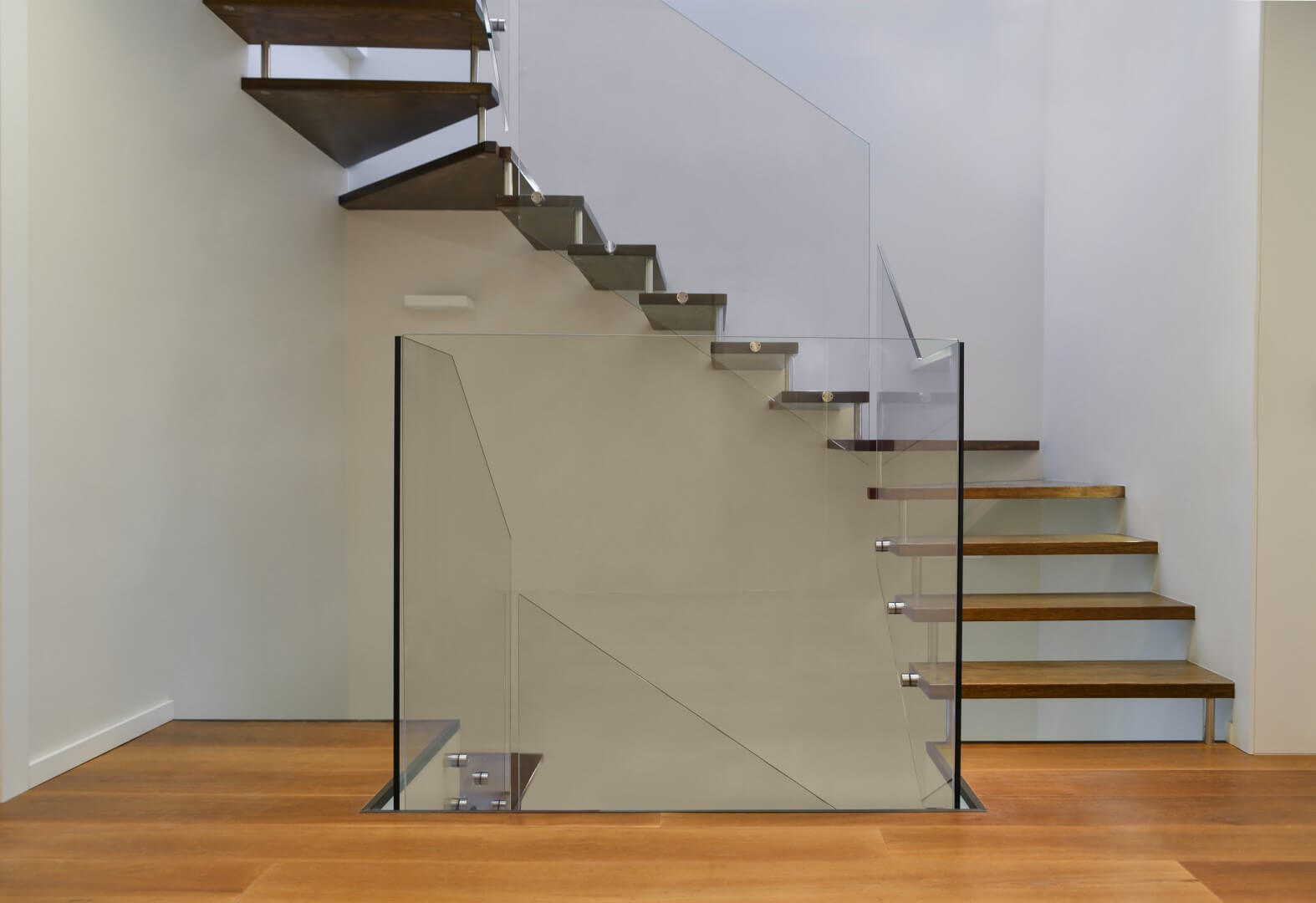 שלושה גרמי מדרגות תלויות מעץ עם מעקה זכוכית
