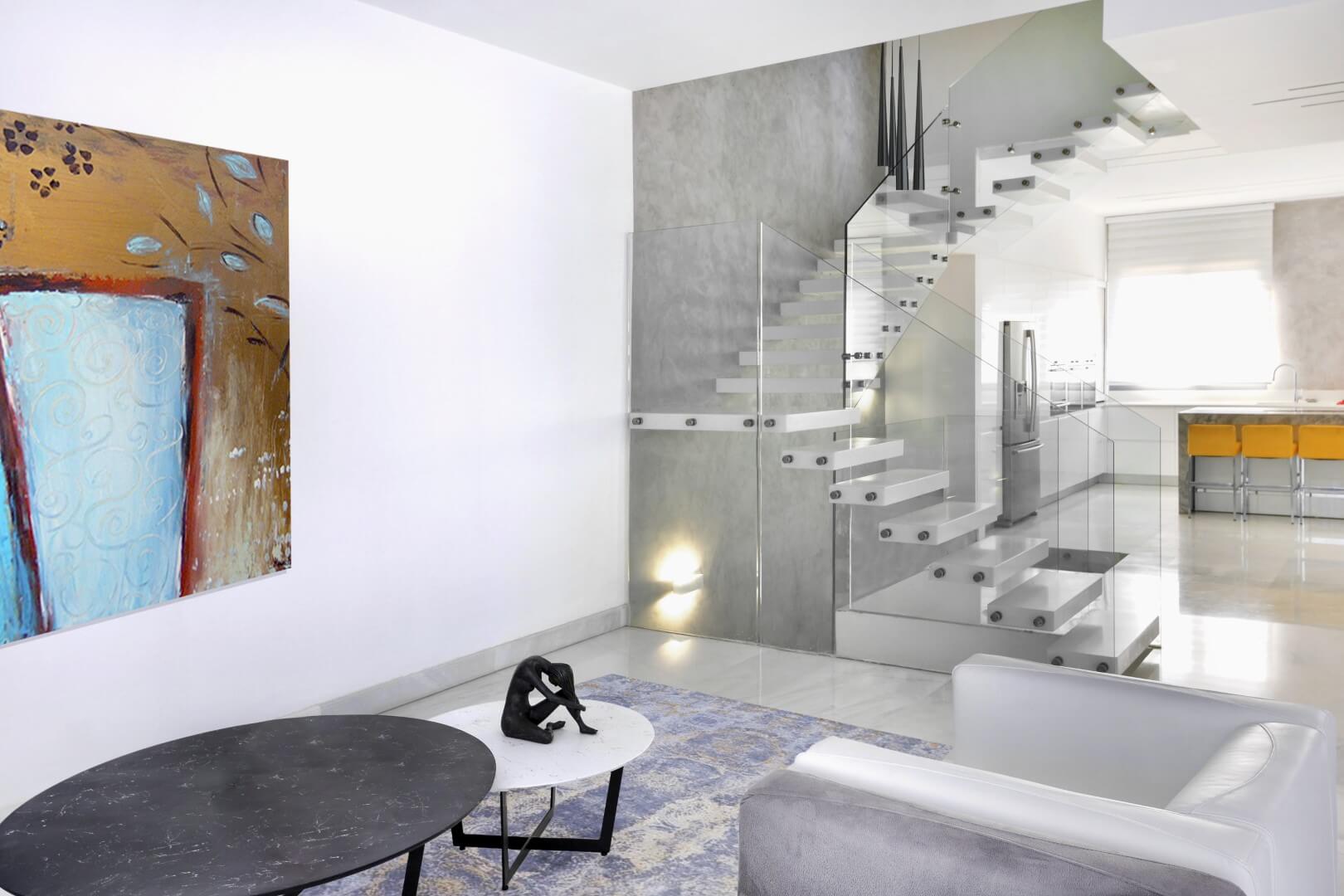 מבט צד על 3 גרמי מדרגות מרחפות מקוריאן לבן על רקע קיר בגוון אפור בסלון
