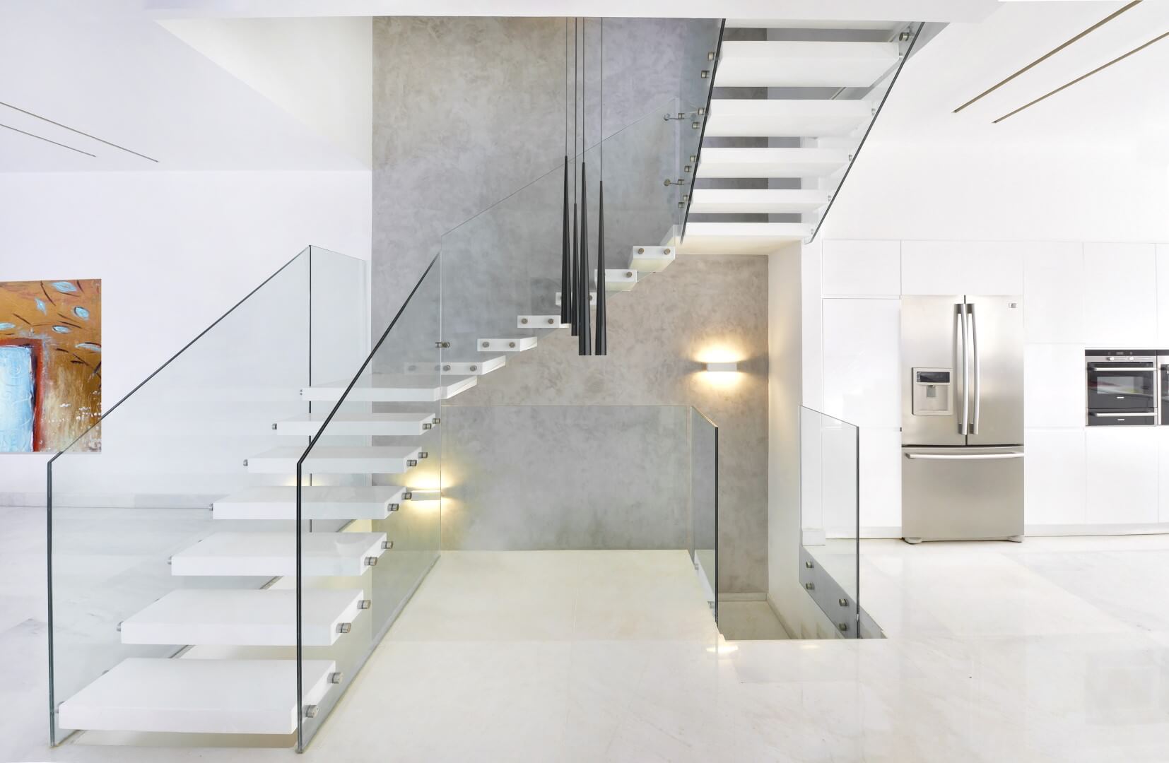 3 גרמי מדרגות מרחפות עם מדרכים מקוריאן לבן עם מעקה זכוכית קליר