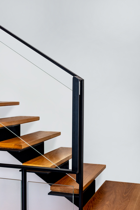 5 מדרגות ברזל שחור התפוסות בצורה נסתרת עם עץ אלון אמריקאי עם מעקה ברזל וזכוכית