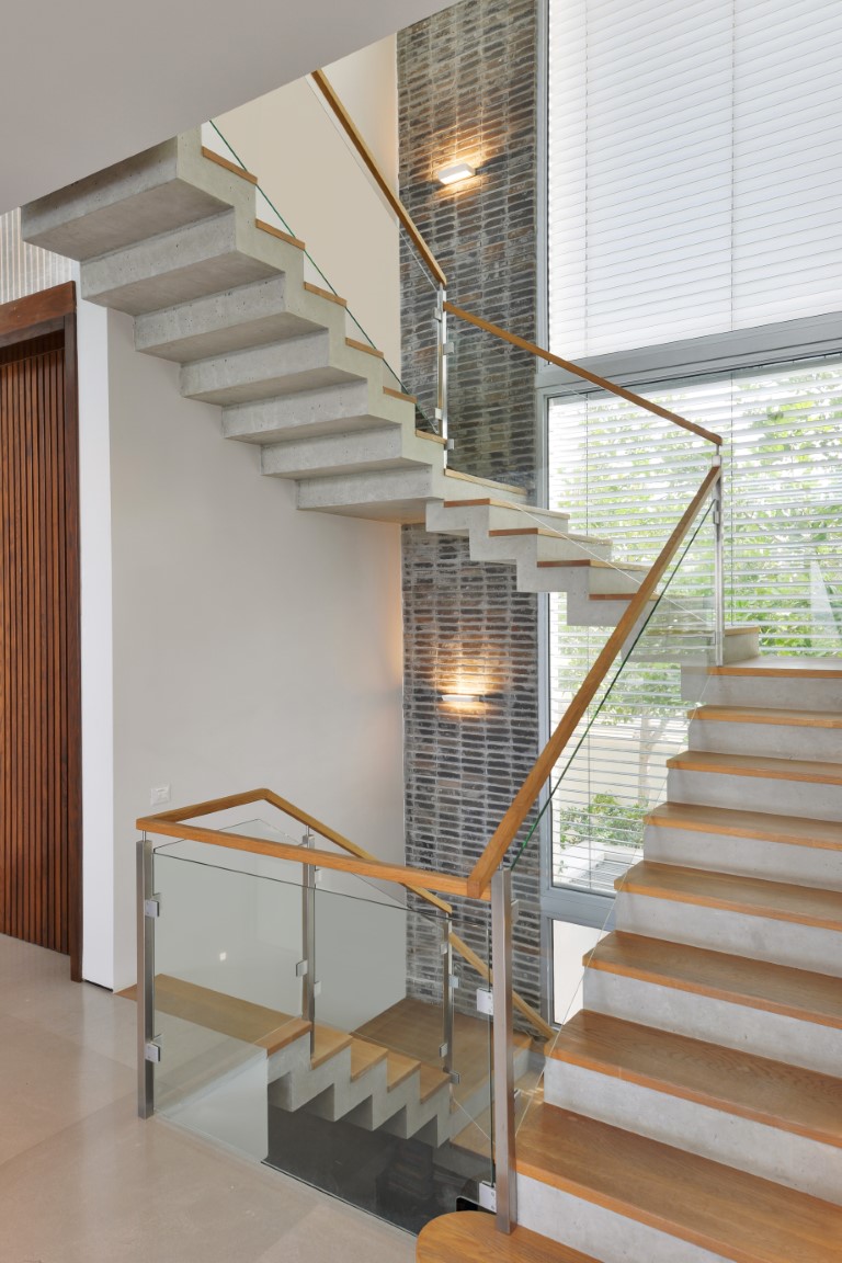 מדרגות עץ משולבות עם מעקה זכוכית וידיות עץ