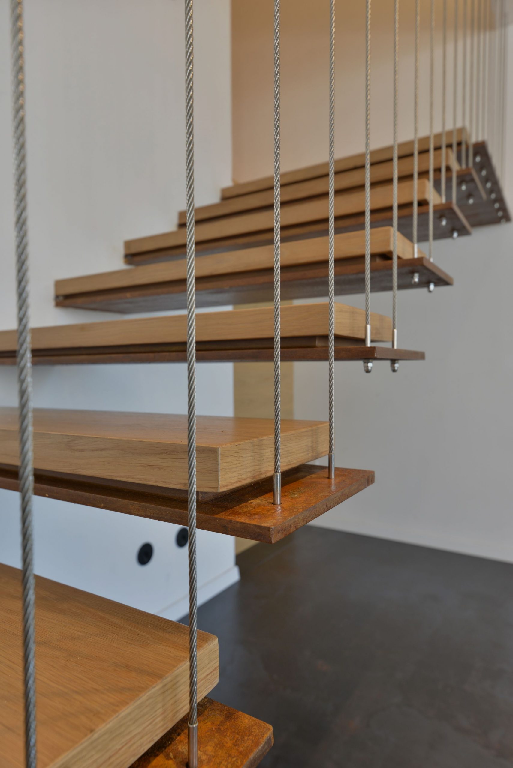 מדרגות ברזל עם שלבי עץ בשריג