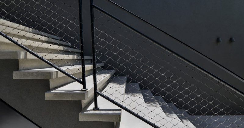 מעקה ברזל ורשת במדרגות בתל-אביב