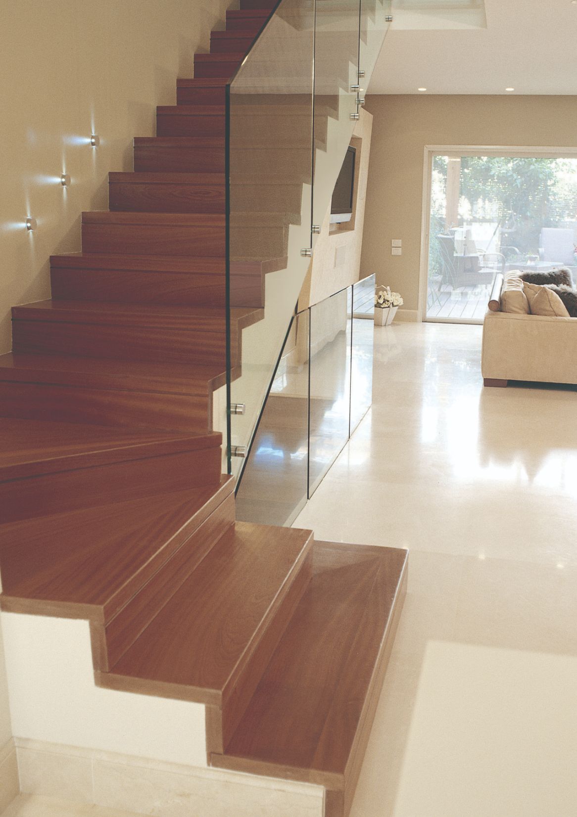 מדרגות עץ משולבות עם מעקה זכוכית