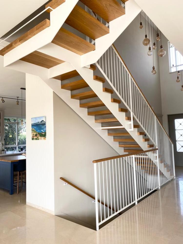 מדרגות עץ אלון אמריקאי על ברזל לבן עם מעקה ברזל וידית עץ