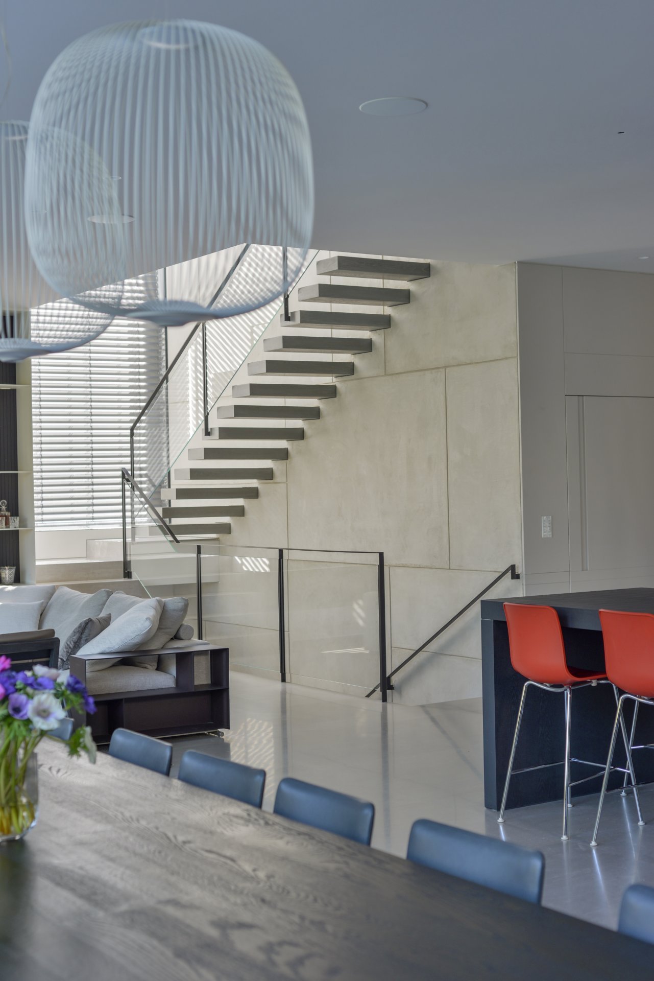 מדרגות מרחפות עץ אלון אמריקאי מגוון עם מעקה ברזל וזכוכית